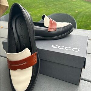 ECCO women’s Black and White Loafers 8.5 size